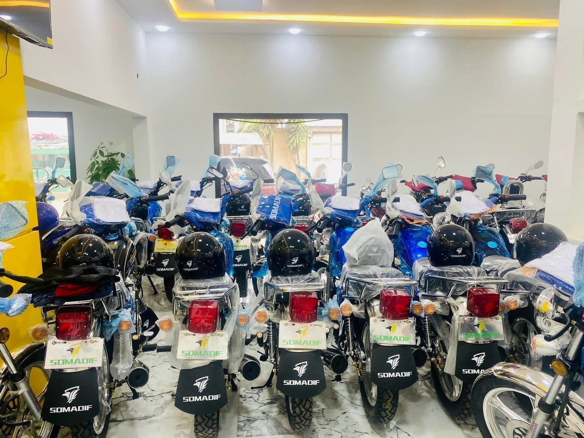 Showroom SOMADIF avec motos neuves